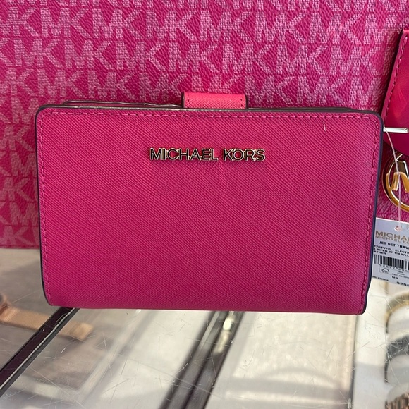MICHAEL KORS
Medium Crossgrain Leather Wallet
Electric Pink 
NWT - Picture 1 of 16